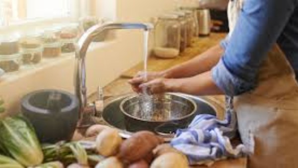 أطعمة غسلها يضر أكثر مما ينفع! 