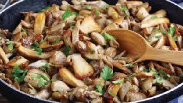 هل استخدام الأواني غير اللاصقة يقلّل مدة التسوية؟ الإجابة العلمية والعملية  