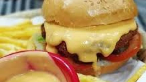 سر طعم المطاعم في البيت.. 7 إضافات بسيطة تغيّر الأكلة تمامًا 