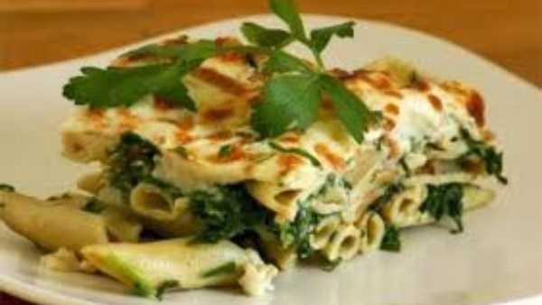 طريقة عمل مكرونة بالجبن والسبانخ في 10 دقائق