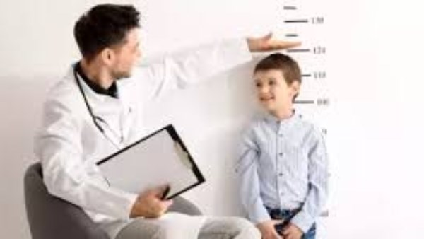 ابني مش بيطول… هل المشكلة خطيرة أم طبيعية؟ 