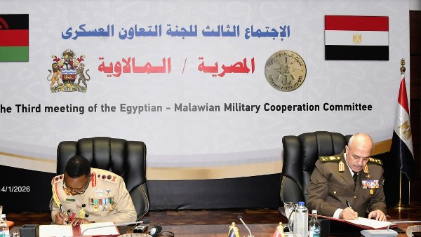 رئيس الأركان يلتقي قائد قوات الدفاع المالاوي ويترأسان الاجتماع الثالث للجنة التعاون العسكري