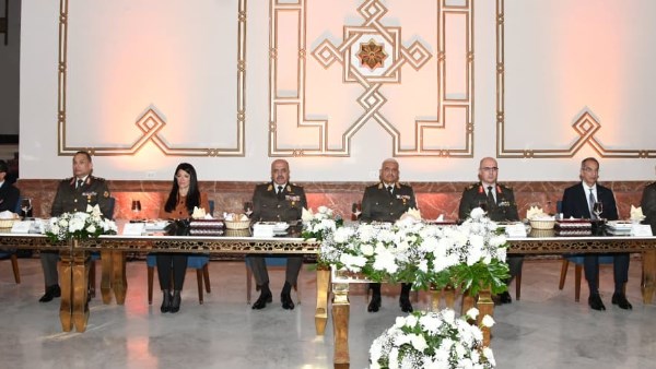 وزير الدفاع يشهد حفل تخرج دورة التمثيل الدبلوماسى العسكرى المصرى بالخارج  
