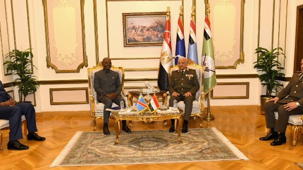 وزير الدفاع والإنتاج يلتقي نظيره الكونغو الديمقراطي لبحث التعاون العسكري