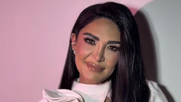 حامل بعد 3 عمليات.. 10صور لـ  سالى عبد السلام 