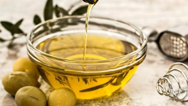 زيت الزيتون.. فوائد بالجملة للقلب و الشعر و البشرة