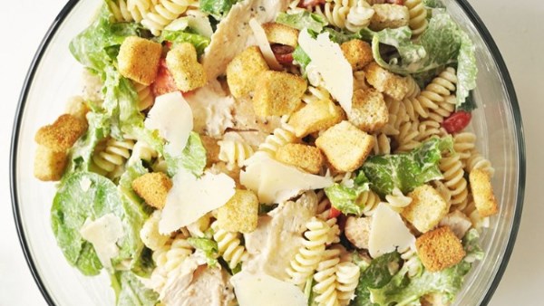 سلطة سيزر بالمكرونة و الدجاج