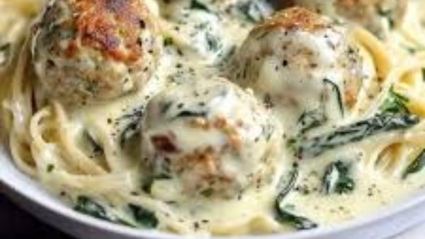 كرات دجاج بالريكوتا مع مكرونة ألفريدو بالسبانخ 