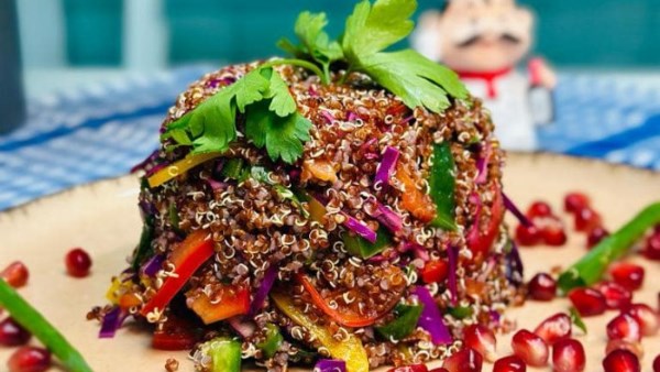 سلطة الكينوا بالرمان