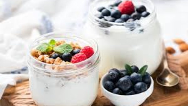 الزبادي اليوناني .. بروتين مشبع وخيار مثالي لفطور صحي