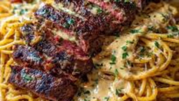 طريقة اسباجيتي بالجبنة والثوم مع شرائح لحم مشوية 
