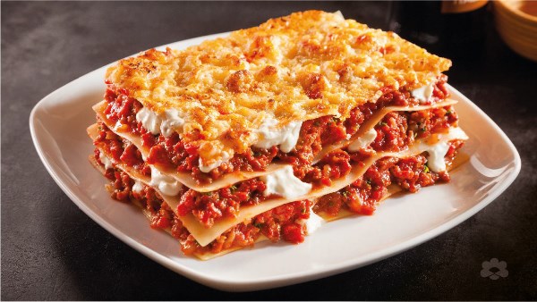 لازانيا كريمي باللحمة المفرومة والموزريلا 