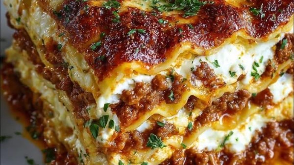 لازانيا كريمي باللحمة المفرومة والموزريلا 