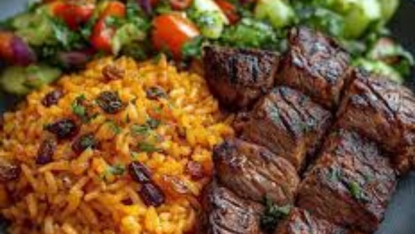 طريقة لحمة محمّرة مع رز أحمر بالزبيب 