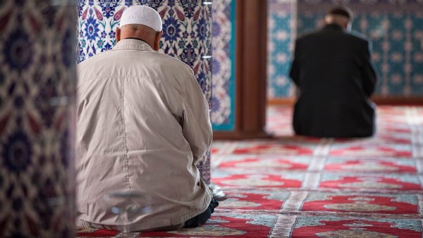  ما مسافة المرور أمام المصلي 