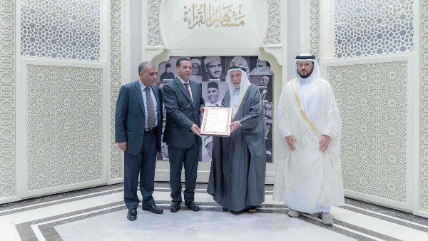 حاكم الشارقة يستقبل أبناء القارئ عبد الباسط ويطلق تطبيق "المعين"