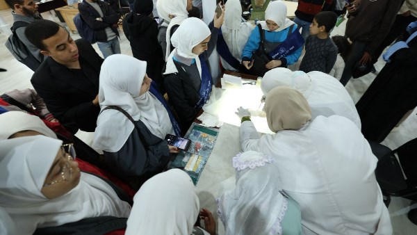 تجربة عملية حية لترميم مخطوطة بجناح الأزهر