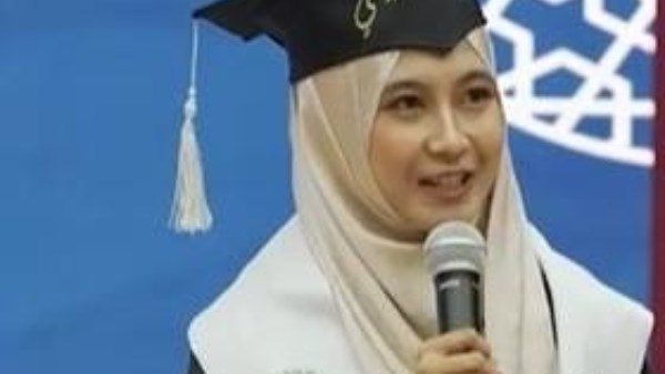  الطالبة الإندونسية "ييلي بوترياني"