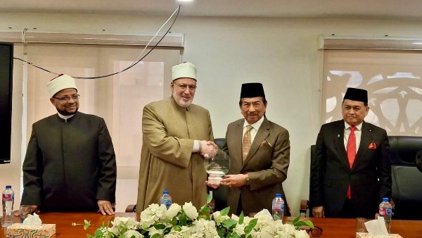  وفد رفيع المستوى من ولاية صباح الماليزية يزور أكاديمية الأزهر العالمية ويفتتح قاعة الإمام الأكبر