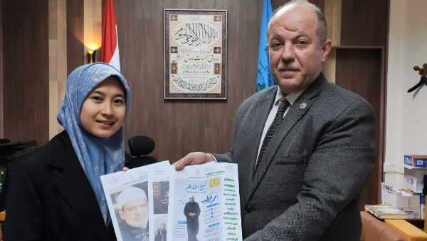 رئيس قطاع مدن البعوث الإسلامية يستقبل الطالبة الإندونيسية ييلي بوترياني صاحبة كلمة الشكر للأزهر الشريف