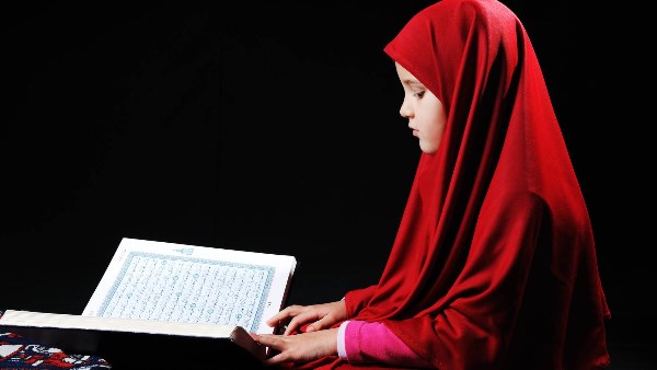 حكم وضع اليد على الآية عند قراءة القرآن من المصحف.. الإفتاء تجيب