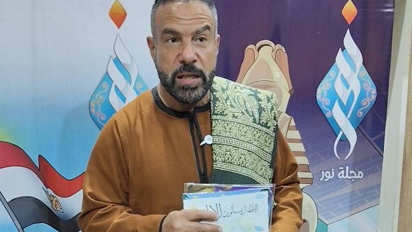 الفنان محمد خميس فى ورشة تفاعلية للأطفال تربطهم بالحضارة المصرية بركن مجلة نور بجناح الأزهر 