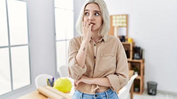 قضم الأظافر محاولة للسيطرة على القلق