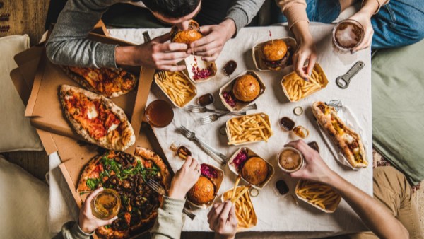 كشفت دراسة علمية حديثة أن ما يقرب من 50% من وجبات التيك أواي تحتوي على كميات من الملح تفوق ما هو مُعلن في قوائم الطعام،