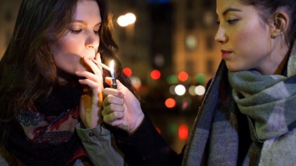 مخاطر التدخين في سن مبكر من الطفولة