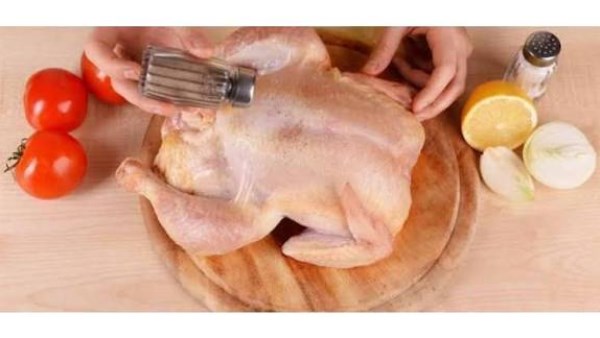 طرق فعّالة لإزالة رائحة الزفارة في الدجاج