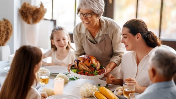 فوائد صحية يجنيها الأجداد من رعاية احفادهم
