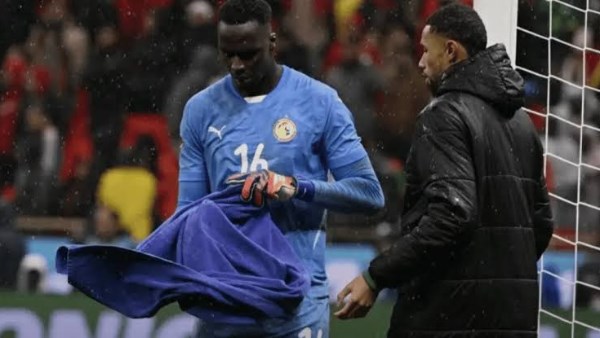 كاف يصدر قرار جديد بشأن مناشف حراس المرمى 