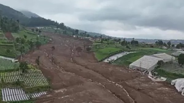 انهيار أرضي في إندونيسيا