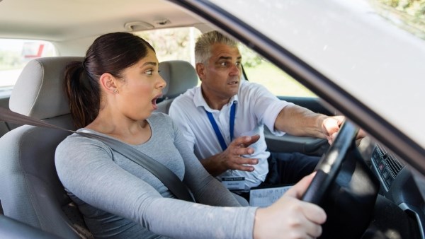  إرشادات هامة للمبتدئين في قيادة السيارات