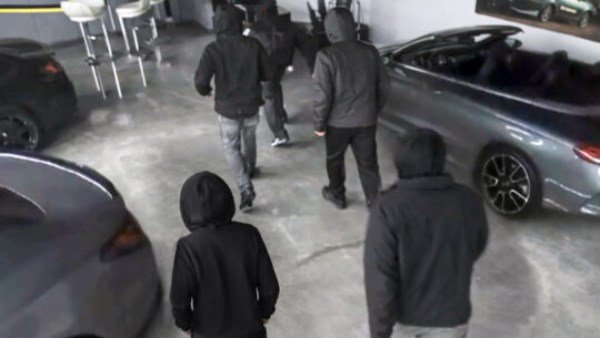 شاهد| لصوص يسرقون 8 سيارات رياضية فاخرة