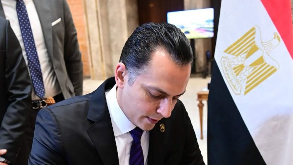  أحمد عبدالجواد يتسلم كارنيه عضوية مجلس النواب