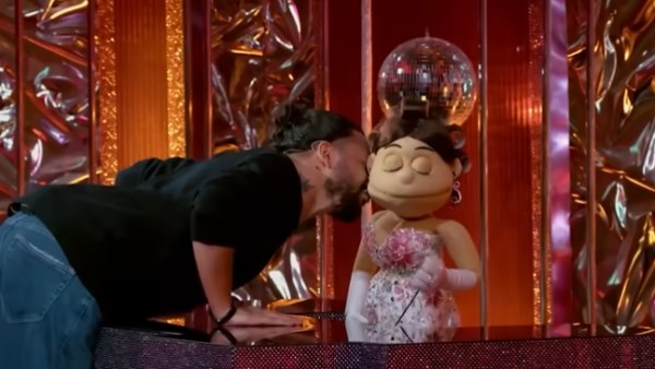 زوج أية سماحة يقبل أبلة فاهيتا