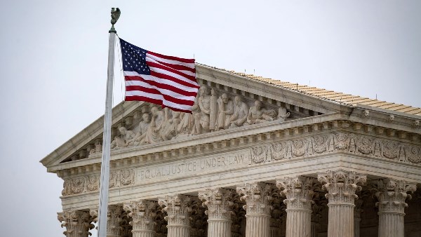 معركة رسوم ترامب تصل ذروتها| حكم حاسم من المحكمة العليا الأمريكية.. تفاصيل