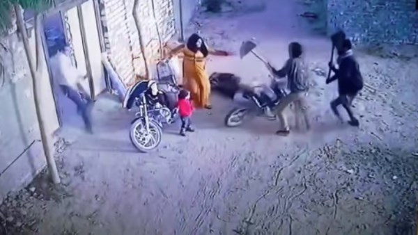  اعتداء وحشي على أسرة بالشرقية يهز مواقع التواصل.. وجارة الضحايا:لم تكن خناقة بل اعتداء متعمد