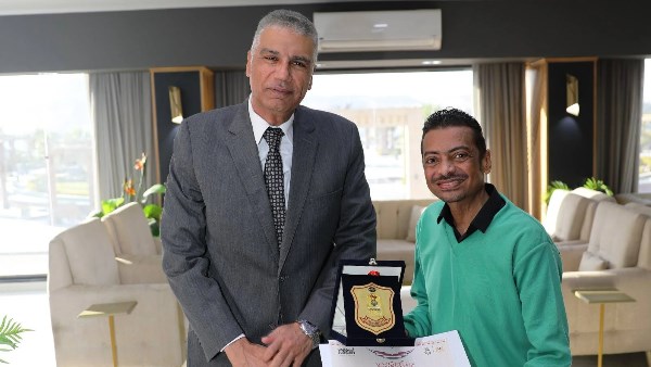 أحمد إسماعيل مع محافظ أسوان 