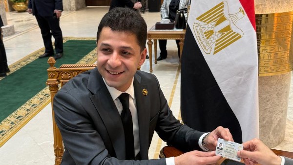 أحمد علاء يتسلم كارنيه عضوية النواب 