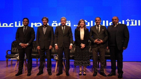 وزير السياحة والآثار 