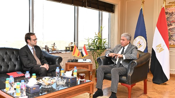 وزير السياحة والآثار 