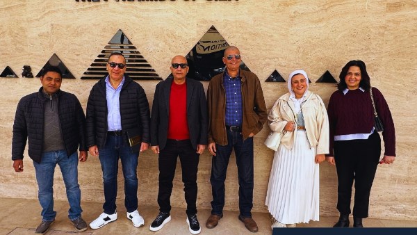 عاملة الأهرامات 