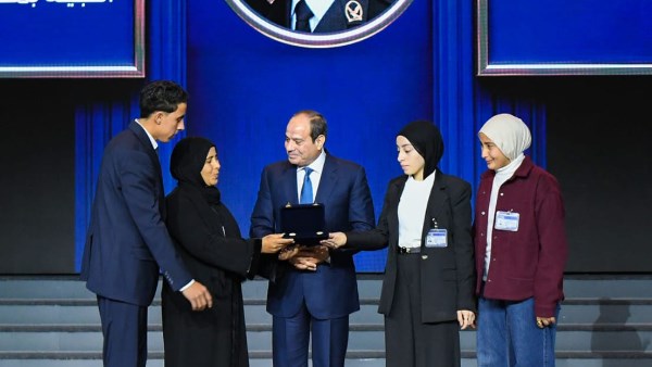 السيسي يكرم أسر شهداء رجال الشرطة 