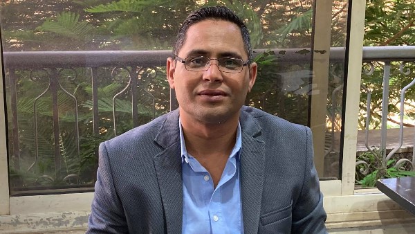 الكاتب والشاعر علي رجب