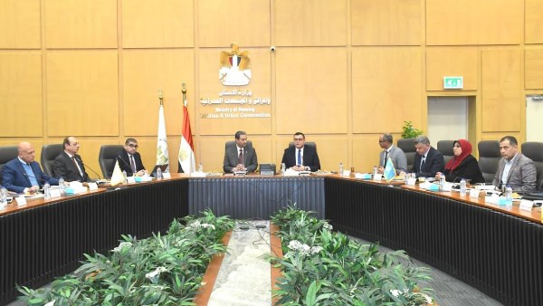 وزير الإسكان يبحث مع محافظ دمياط تنفيذ مشروعات حياة كريمة والبنية التحتية