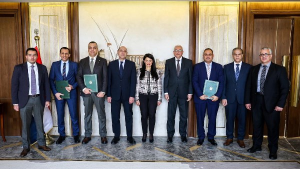 جانب من التوقيع