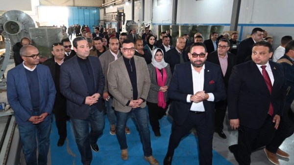 وزير الإسكان ومحافظ دمياط يعقدان اجتماعاً بمقر المنطقة الحرة لمتابعة الأعمال الجارية بها