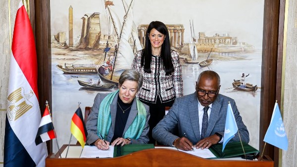 جانب من التوقيع 